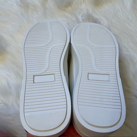 Journee Collection Arden Sneakers - New in Box - Size 8 - White / Navy - Picture 14 of 16